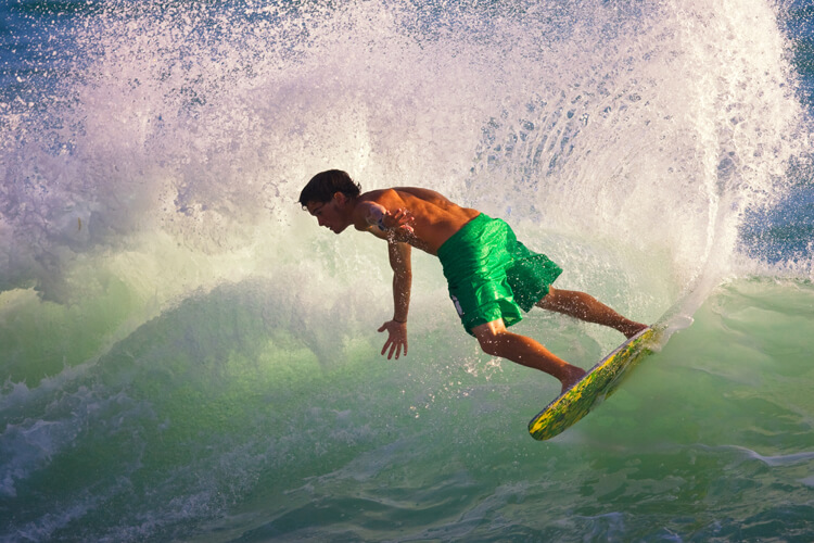 Skimboarding: wave and flatland skimboarding tricks were inspired in surfing and skateboarding maneuvers | Photo: Shutterstock