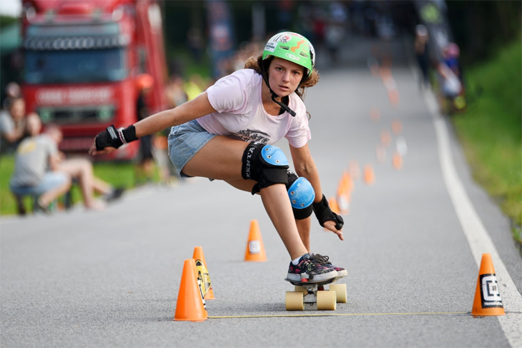 Slalom skateboard: a skateboarding discipline that requires riding skills, speed, and precision | Photo: ISSA