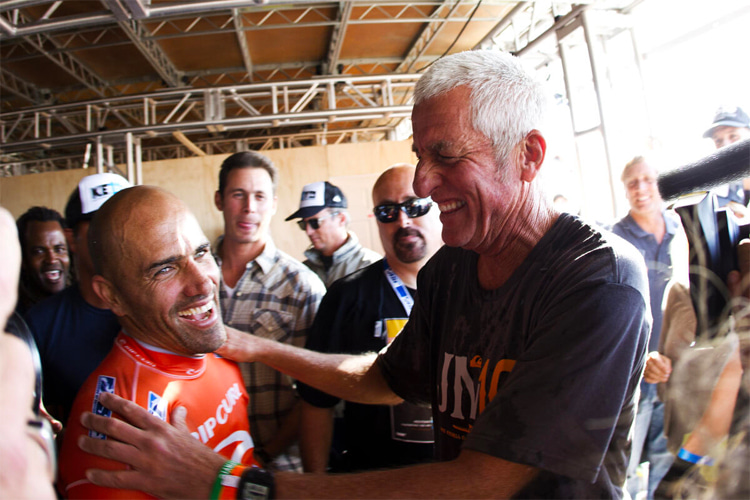 Kelly Slater and Mark Cunningham: celebrating the Floridian's 11th world surfing title | Photo: Scholtz/ASP