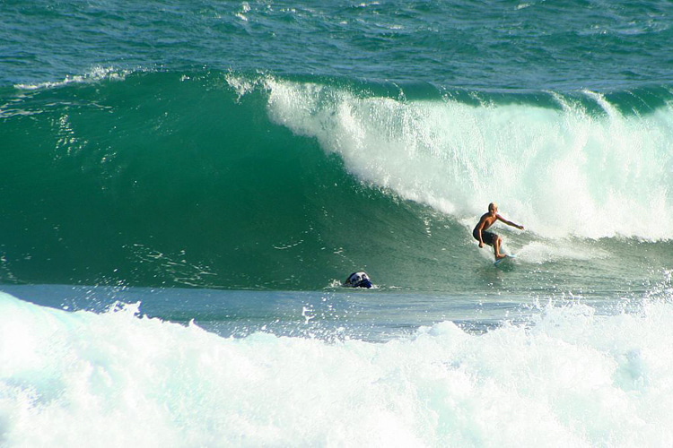 Soup Bowl: the famous Barbados wave comes to life near the town of Bathsheba | Photo: Browne/Creative Commons