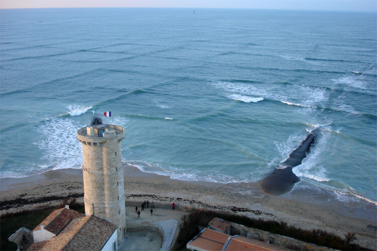 Square waves: the cross sea phenomenon can be seen in the Isle of Rhé | Photo: Creative Commons