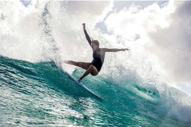 Stephanie Gilmore: a complete surfer who blends grace, power, elegance, and excellent wave riding skills | Photo: Moran/Red Bull