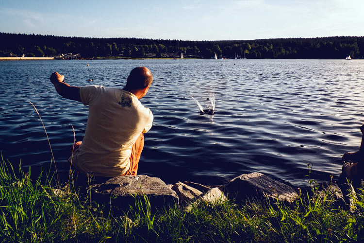 Stone skippers: warm-up your muscles before throwing rocks | Photo: Creative Commons