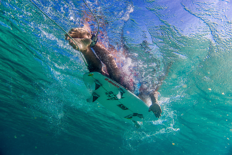 Surf leash: the more you keep it straightened out of the water, the fewer tangles it will generate | Photo: Red Bull