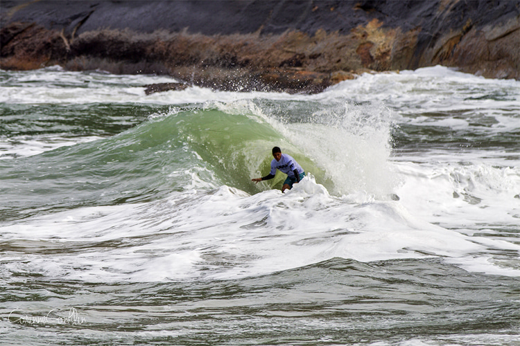 Sununga: the surf break where you take off on a two-foot side and end the ride inside a tubular ten-footer | Photo: UST