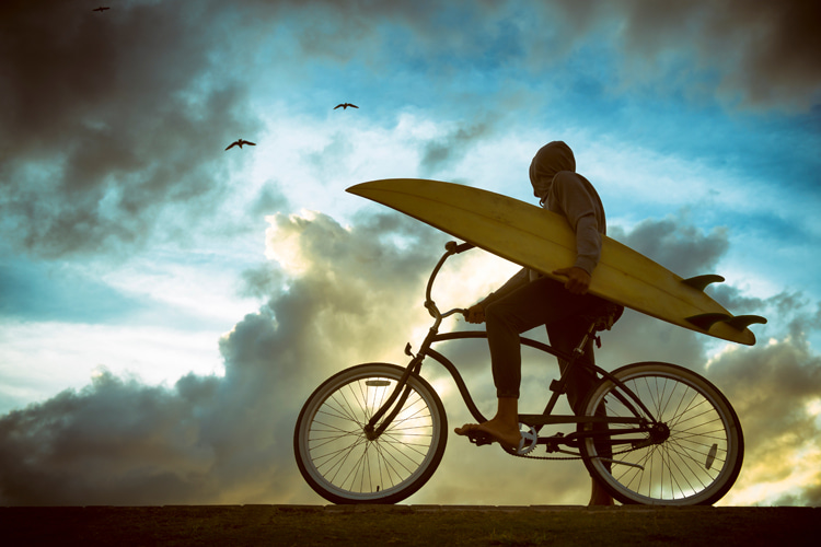 Surf bum: someone who spends a lot of time lying, loafing about, and sometimes even living on coastal sand strips or in the ocean | Photo: Shutterstock