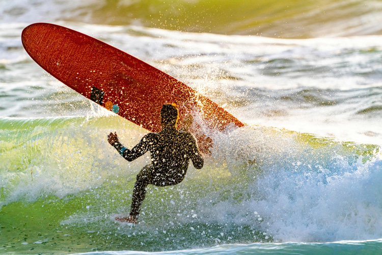 Surfing hazards: surfboards occasionally hit surfers' heads | Photo: Kawasaki/Creative Commons