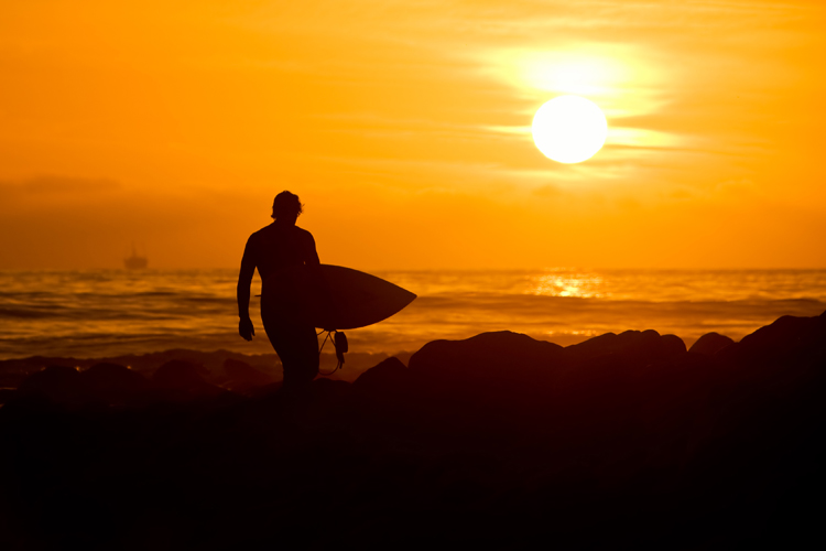 Surfing: the sun's UV rays and saltwater weaken and damage the hair and causes skin irritation and dryness | Photo: Shutterstock