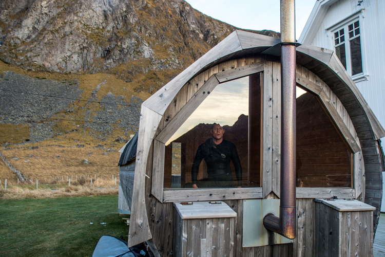 Sauna after surfing: a great way to warm up and rest from the overtraining syndrome | Photo: Red Bull