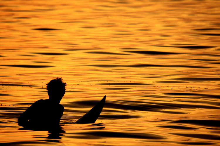 Surfing: protect your ears from cold winds and chilly waters | Photo: Shutterstock