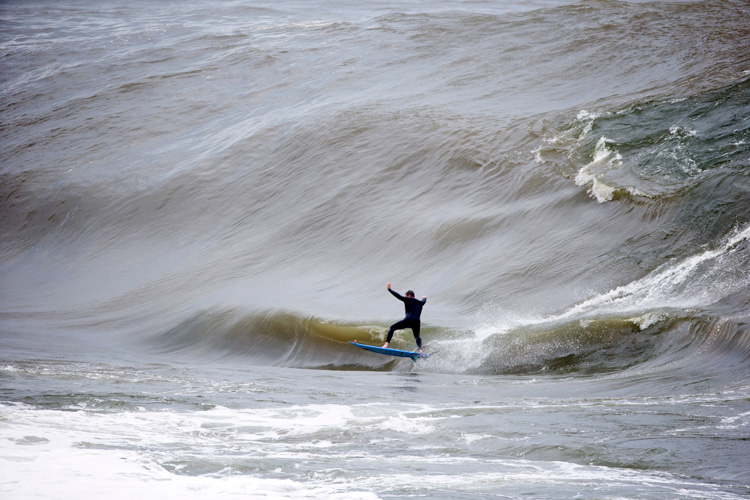 Double-up waves: they are dangerous and hard to surf | Photo: Red Bull