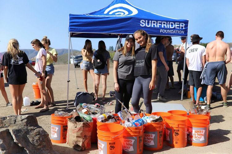 Surfrider activists: the participate in beach cleanups and restoration events | Photo: Surfrider