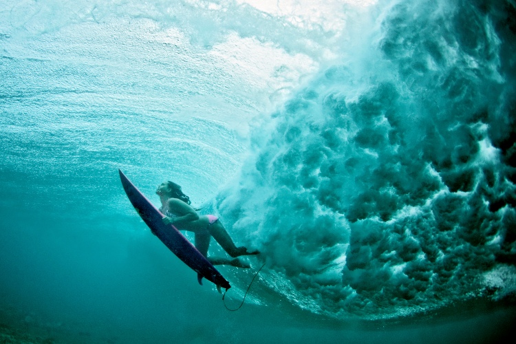 Duck diving: train your underwater stroke | Photo: Brian Bielmann/Red Bull Content Pool