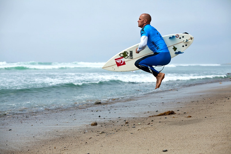 Pre-surf warm-up: jumping into and out of a crouching position | Photo: ASP World Tour