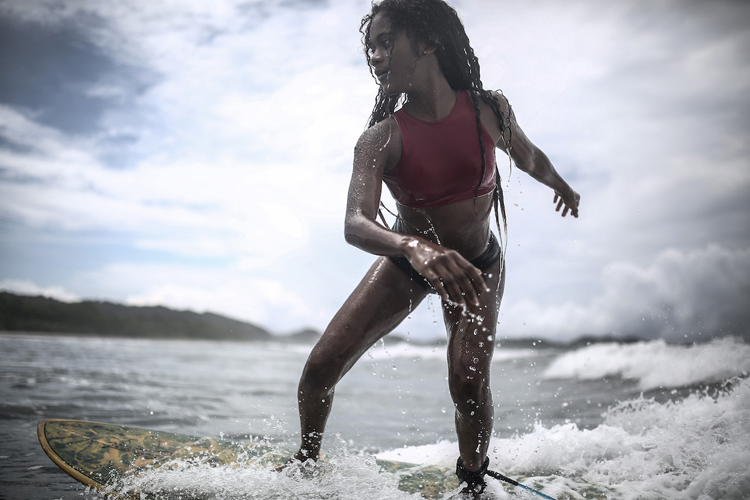 Taija Earle: she lives in a place with magical sunsets that gather everyone together at the beach | Photo: Nature of Surf Women