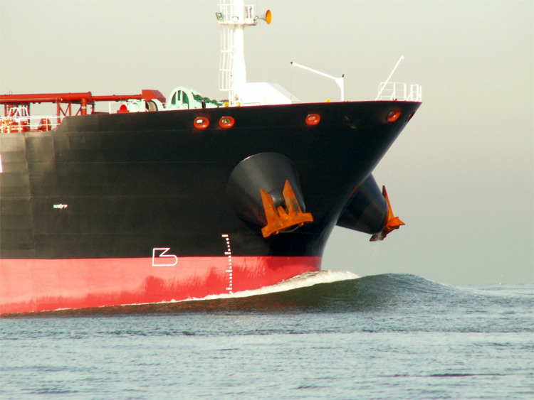 Tanker surfing: these waves are generated by vessels' water displacement | Photo: Creative Commons