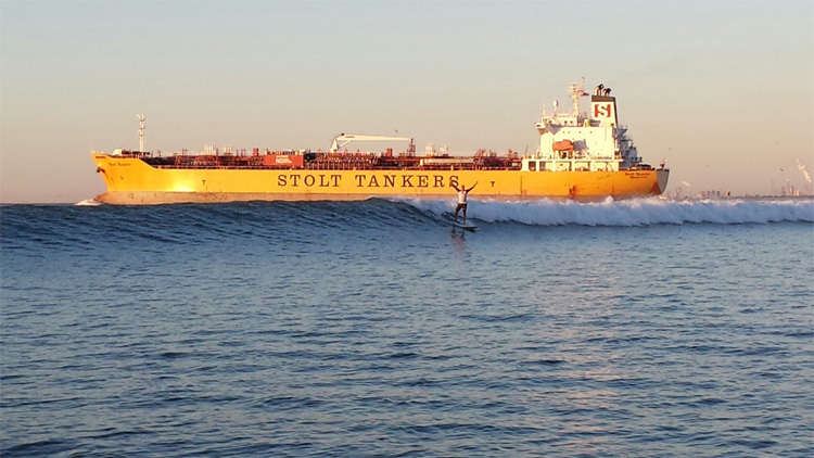 Tanker surfing: the pioneers rode these novelty waves for the first time in the 1960s in Galveston, Texas | Photo: Tanker Surf Charters