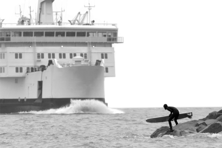 Tanker surfing: wakes generated by cargo ships or ferries produce endless-riding waves | Photo: Ira Mowen