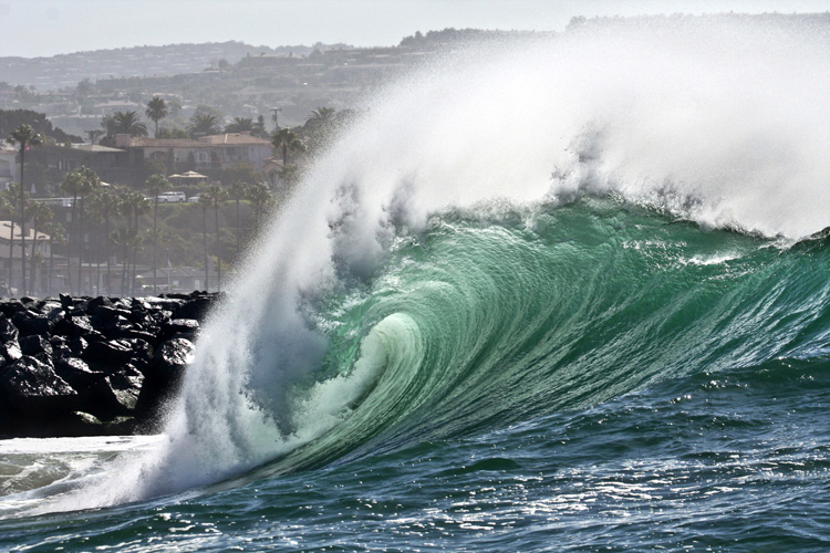 The Wedge: Newport Beach's famous left-hand wave | Photo: Shutterstock