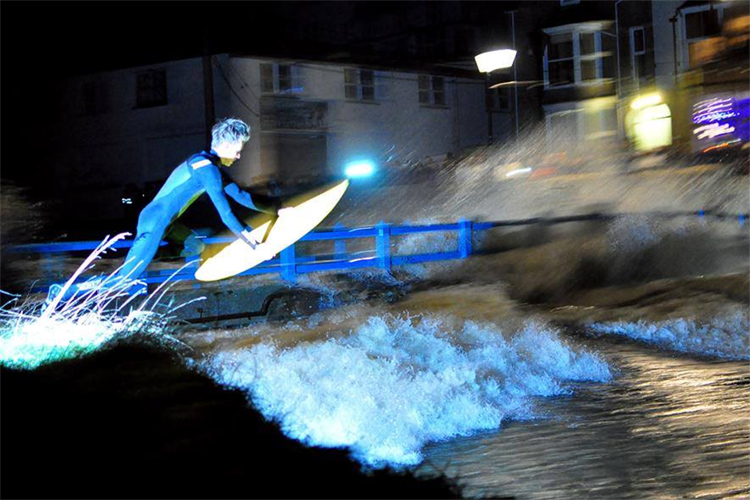 Bude: once in a while, the small seaside town gets its dose of upstream river waves | Photo: Love Bude