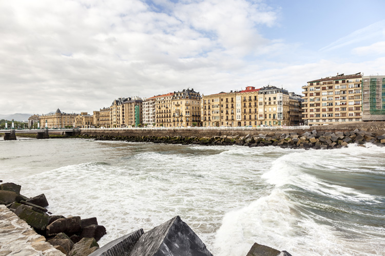 Urumea River: the most famous upstream river wave in Spain | Photo: Shutterstock