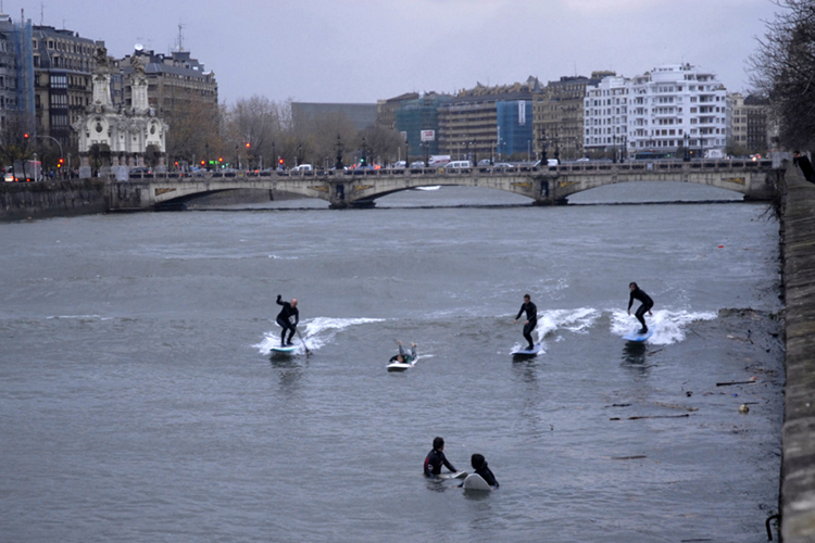 Urumea River: local surfers never miss an opportunity to ride a river wave | Photo: Antony Colas