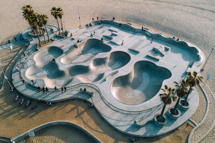 Venice Beach Skatepark, California: the iconic skate arena opened in October 2009 in Venice Beach | Photo: Repreza/Creative Commons