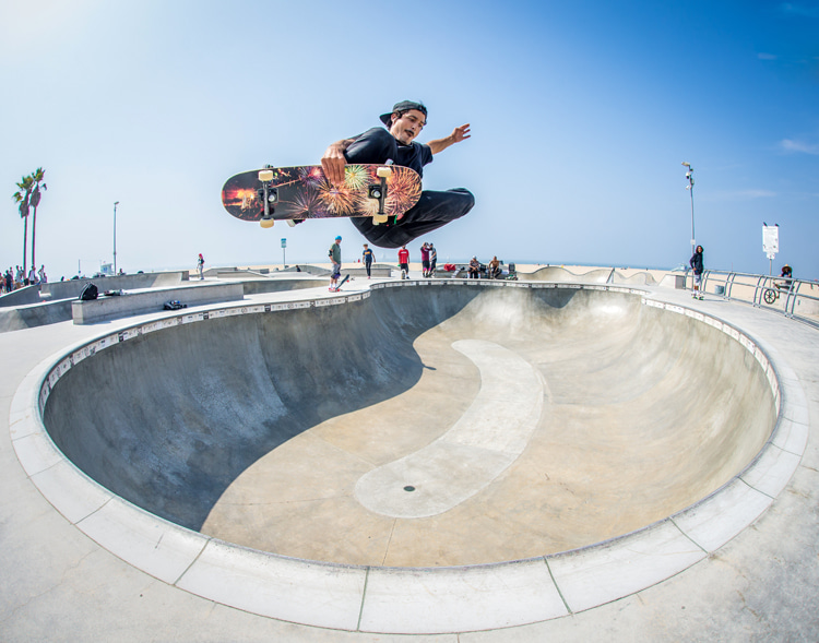 Venice Beach Skatepark: the 9-foot-deep bowl is one of the facility's main riding attractions | Photo: Shutterstock