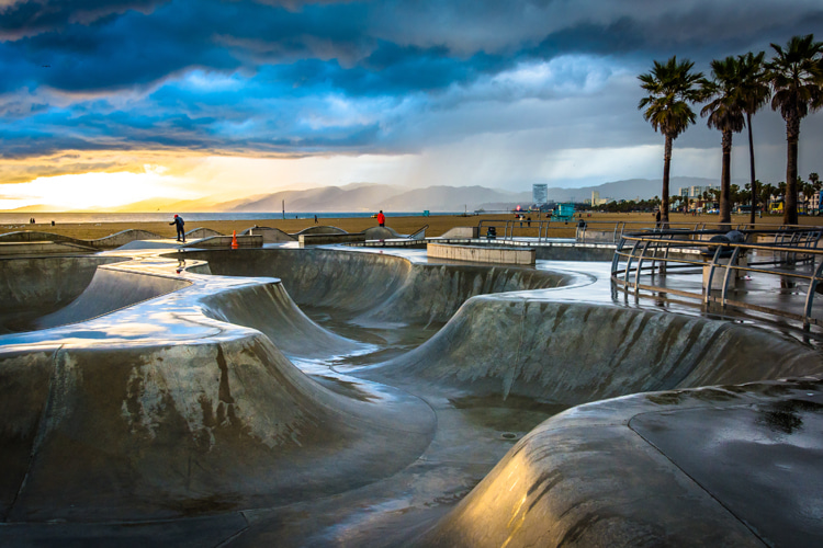 Venice Beach Skatepark: the skateboard facility is open every day from 8 a.m. to sunset | Photo: Shutterstock