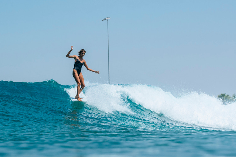 Victoria Vergara: she was one of the surfers competing at the 2024 Abu Dhabi Longboard Classic | Photo: WSL