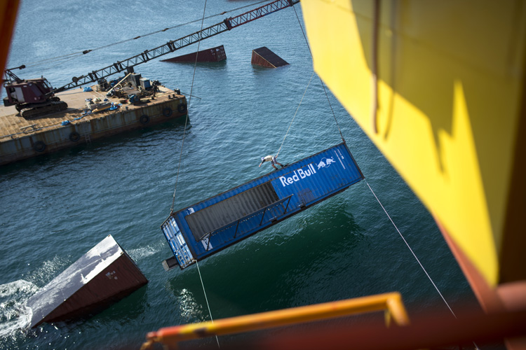 Wake Crane: Dominik Gührs, Felix Georgii, and Dominik Hernler used a crane to lift the shipping containers | Photo: Red Bull