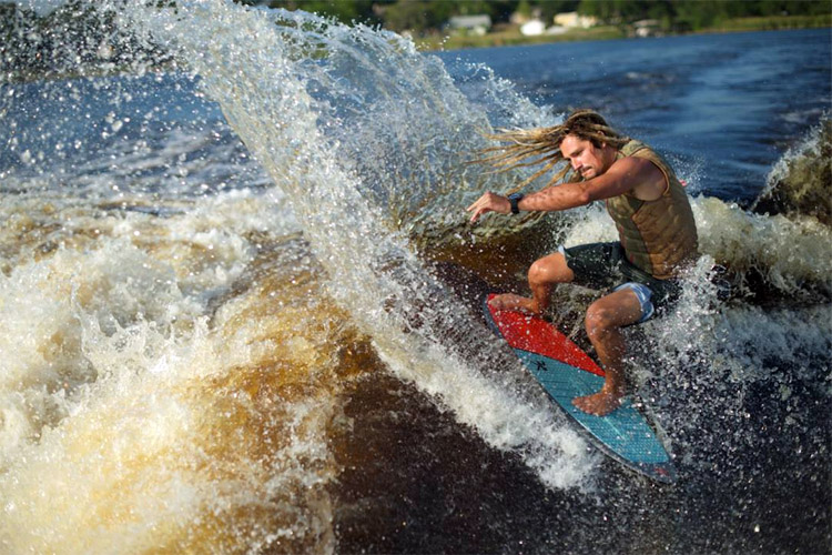 Wakesurf Edge Pro Shaper: it creates the perfect wake wave