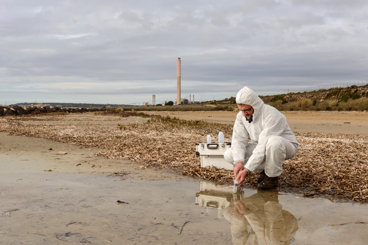 Water pollution: contaminated waters are a threat to human health | Photo: Shutterstock