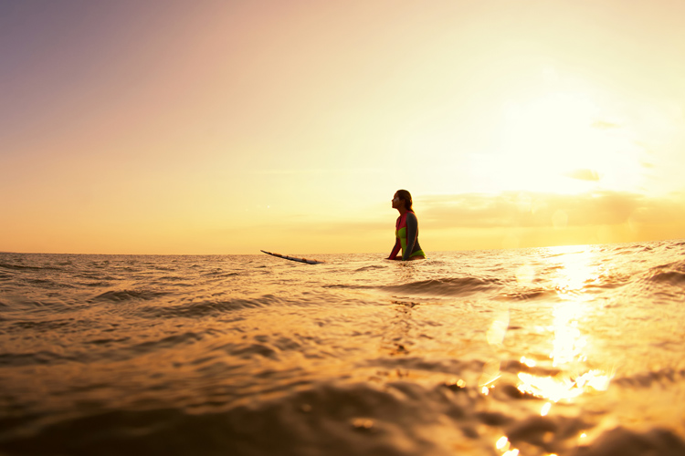 Surfing: if you spend a lot of time under the sun, you should drink a lot of water | Photo: Shutterstock