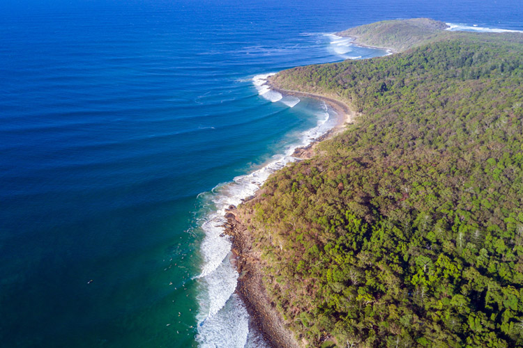 Wave refraction: the bending of a wave changes the way we surf | Photo: Shutterstock