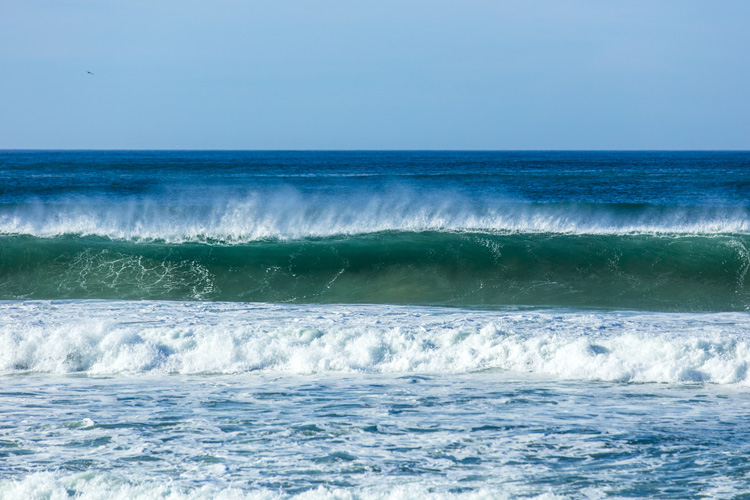 Closeout waves: waves that break all at once, abruptly from end to end | Shutterstock