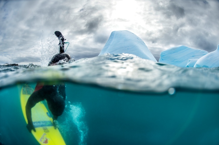 Cold water: when duck diving is a synonym of hypothermia | Photo: De Heeckeren/Red Bull