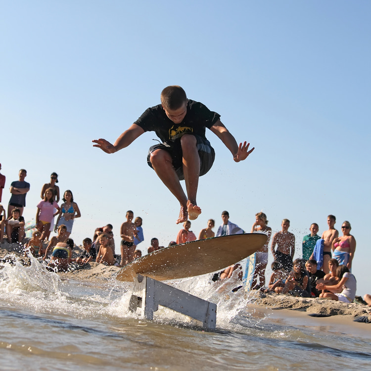 Wood skimboards: made for flatland skimboarding | Photo: Shutterstock