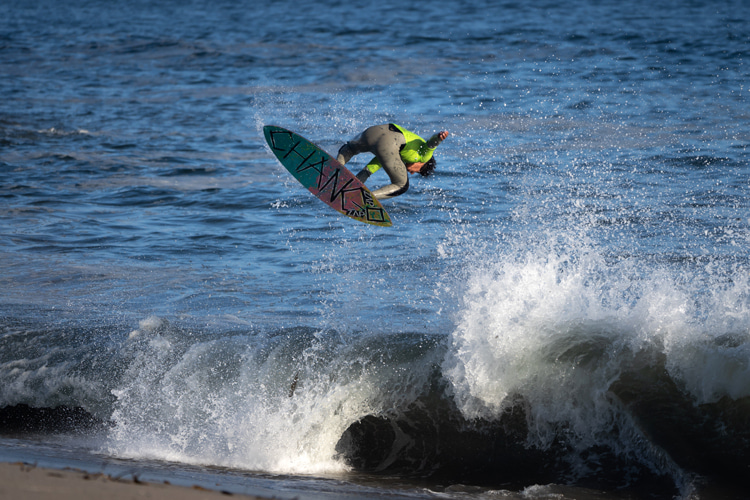 Yahir Valencia: showing off his aerial skimboarding skills | Photo: Patino Mota